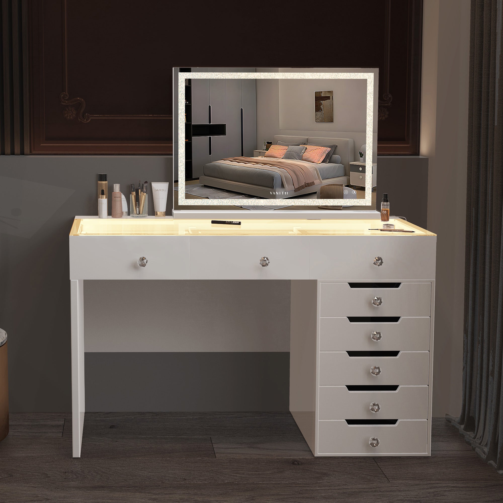 VANITII Crystal Hollywood Vanity Mirror features adjustable light strip,smart touch sensor,detachable mirror base and bluetooth speakers.The overall design is simple and white in color.Placed in the bedroom, it combines fashion and practicality perfectly.